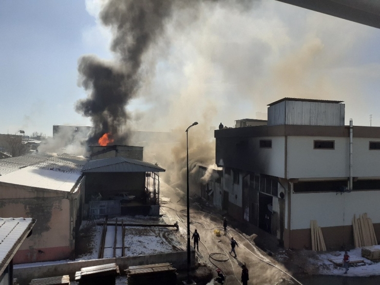 Boya İmalathanesinde Çıkan Yangın Deri İmalathanesine De Sıçradı