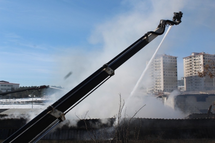 Boya İmalathanesinde Çıkan Yangın Kontrol Altına Alındı