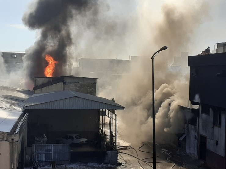 Boya İmalathanesinde Çıkan Yangın Deri İmalathanesine De Sıçradı