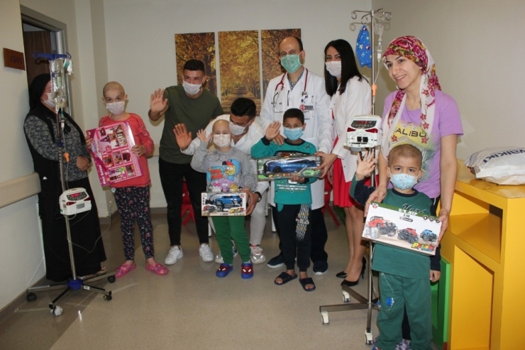 Gurbetçi Futbolcudan Hastanede Yatan Çocuklara Anlamlı Ziyaret