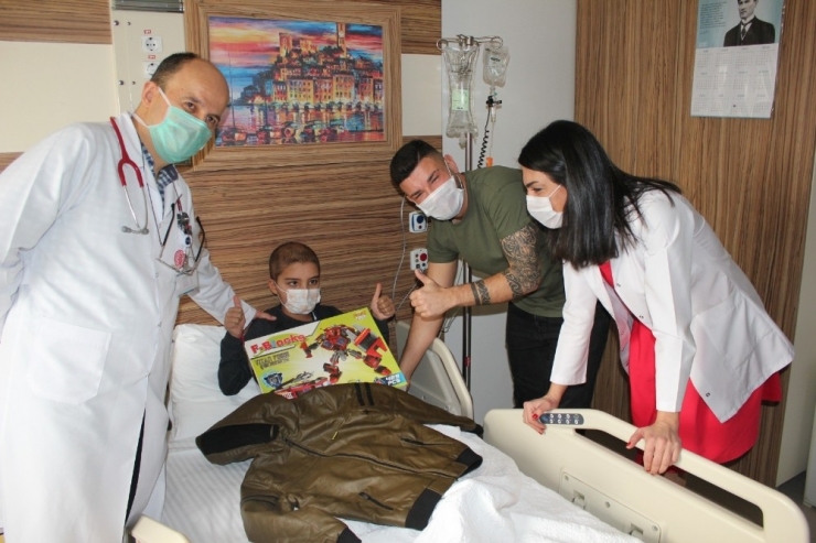 Gurbetçi Futbolcudan Hastanede Yatan Çocuklara Anlamlı Ziyaret