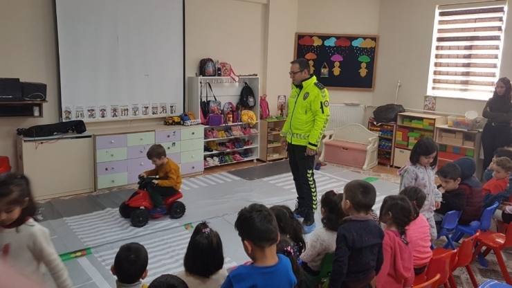 Hakkari Polisi Sevgiyi Öğretti