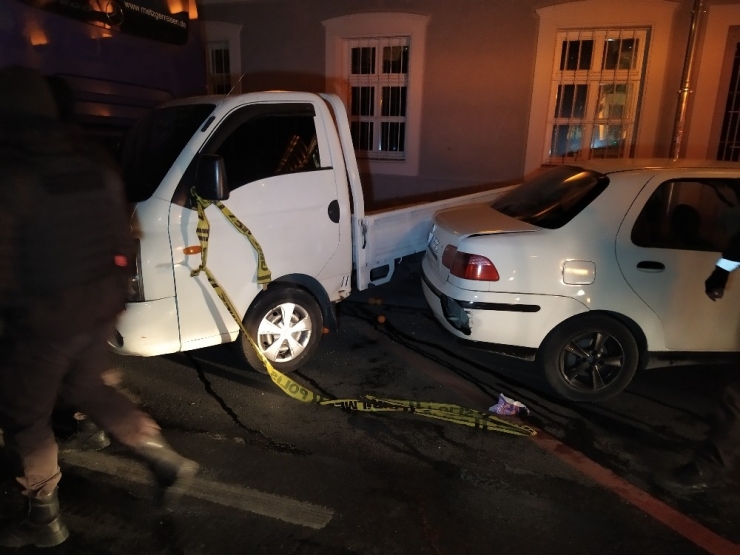 Uygulamadan Kaçan Araç Şişli’de Meyve Satan Kamyonete Çarptı: 3 Yaralı