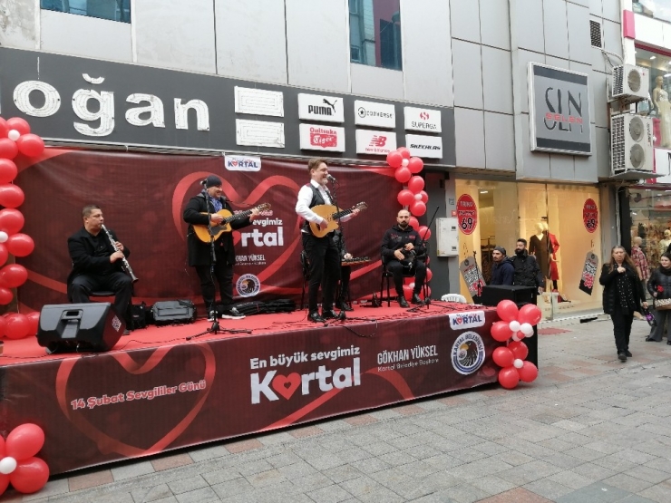 Kartal’da Sevgililer Günü Dans Ve Müzikle Kutlandı