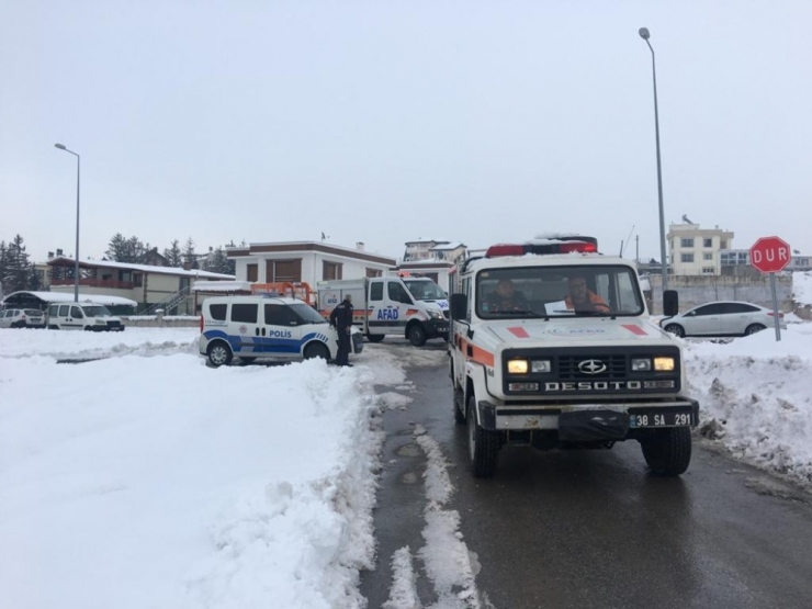 Dağda Mahsur Kalan Paraşütçü Kurtarma Ekiplerine Tepki Gösterdi
