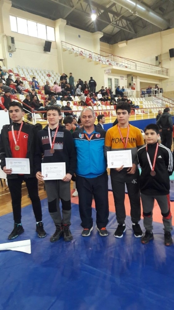 Kepez’in Güreşçilerinin Sırtı Yere Gelmiyor