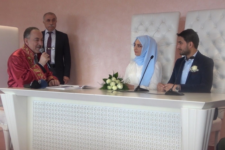 Hayatlarını Birleştirmek İçin Sevgililer Günü’nü Tercih Ettiler