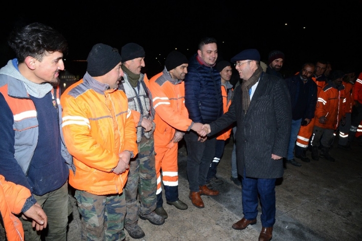 Başkan Ekicioğlu, Temizlik Görevlileri İle Çorba İçip Vatandaşla Görüntülü Konuştu