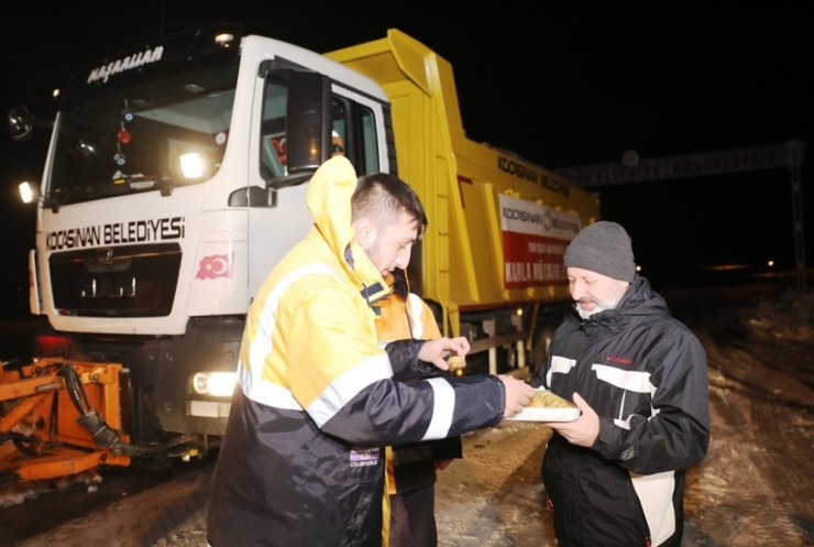 Başkan Çolakbayrakdar’dan Gece Boyu Kar Mesaisi
