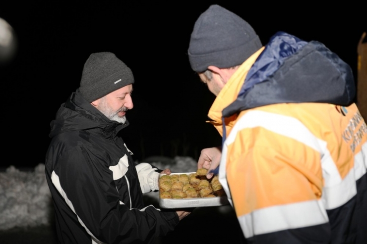 Başkan Çolakbayrakdar’dan Gece Boyu Kar Mesaisi