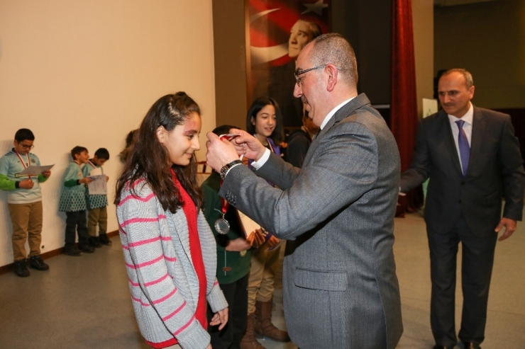 Meram’da Akıl Zeka Oyunlarında Başarılı Olan Öğrencilere Madalyaları Verildi