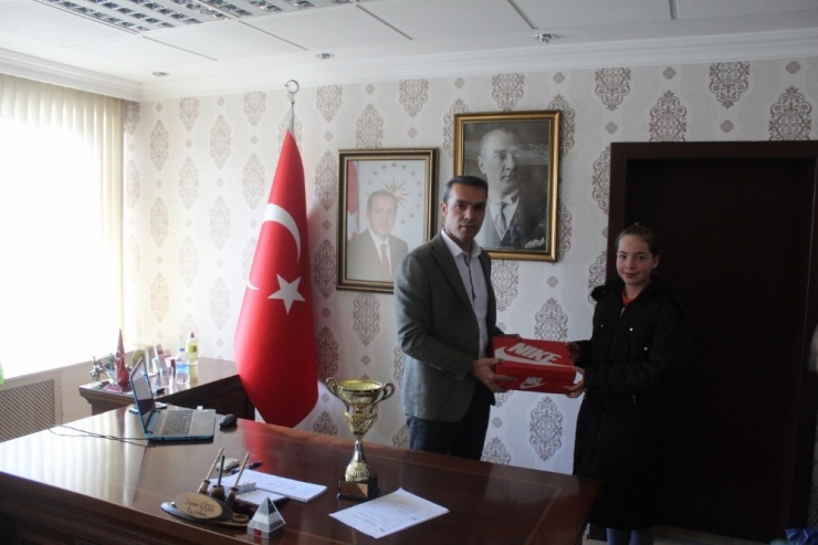 Kütahya’nın Tek İlçe Ortaokul Kız Basketbol Takımı Ödüllendirildi