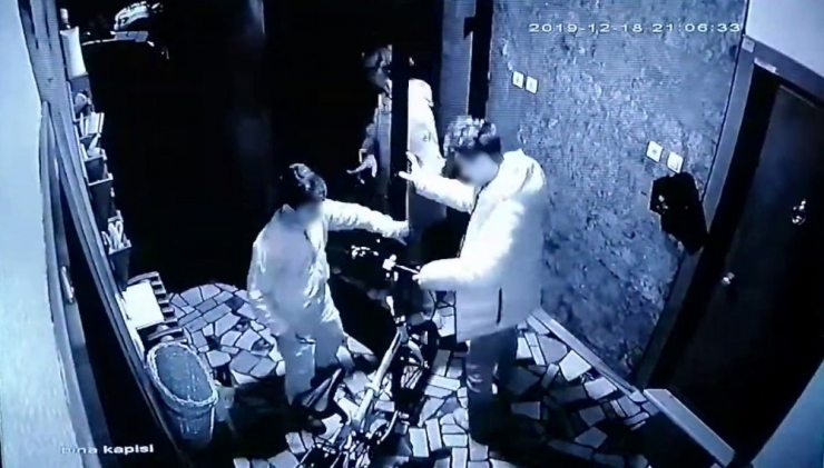 İstanbul’da Yan Keskili Çocuk Hırsızlar Kamerada