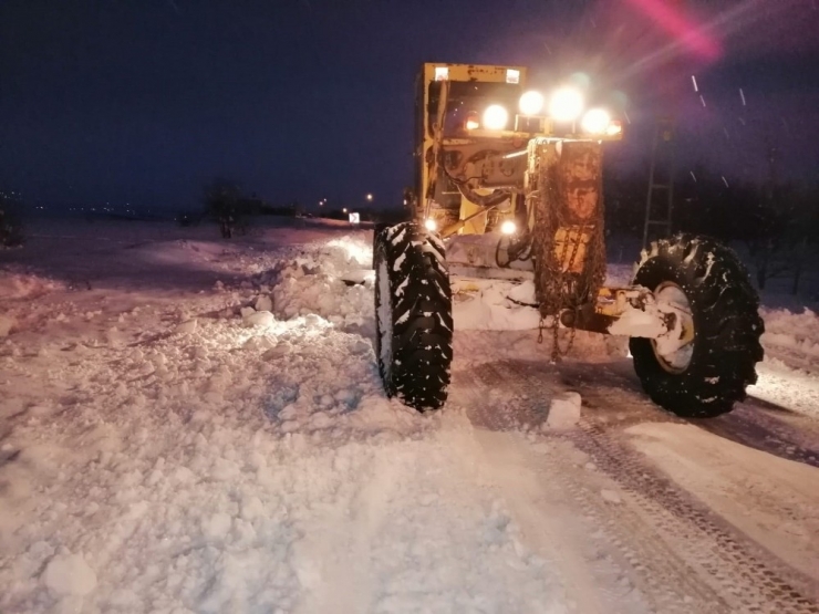 Malatya’da Kardan Kapanan 450 Mahallenin Yolu Açıldı