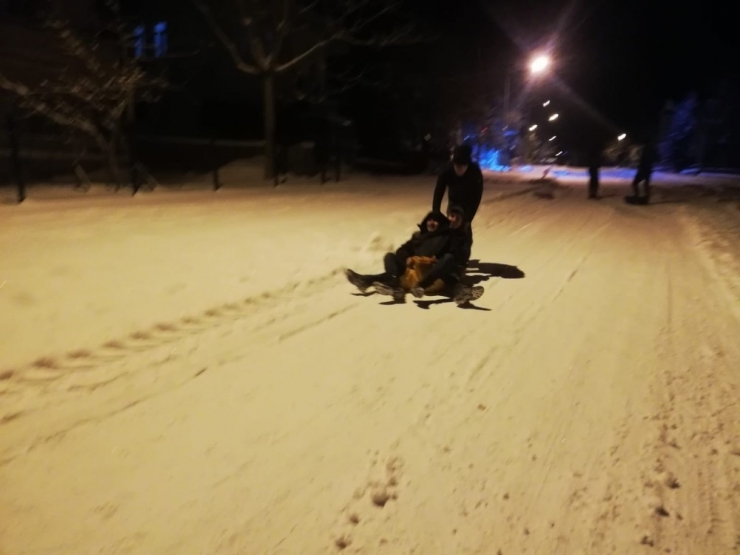 Çocuklar Leğenle Kayarak Karın Keyfini Çıkardı