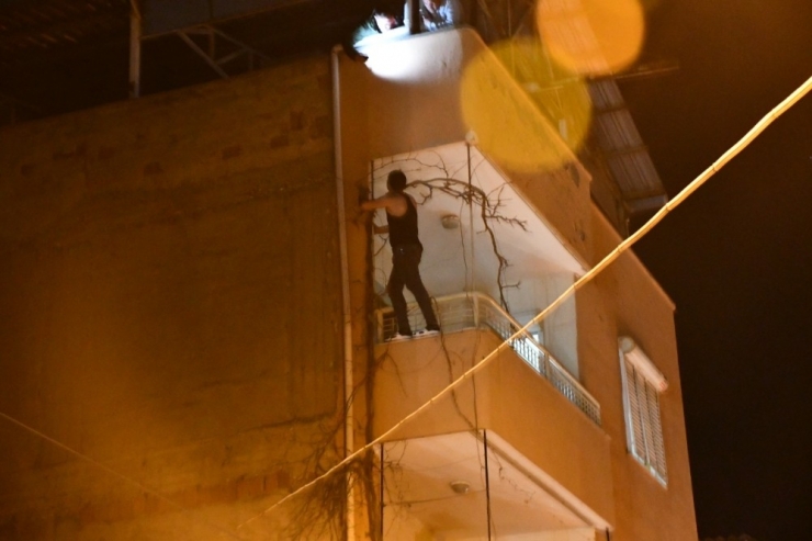 Sinir Krizi Geçirdi, Balkondan Sokağa Eşyaları Fırlattı