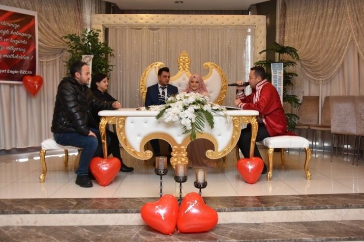 Başkan Özcan’dan Sevgililer Günü Sürprizi