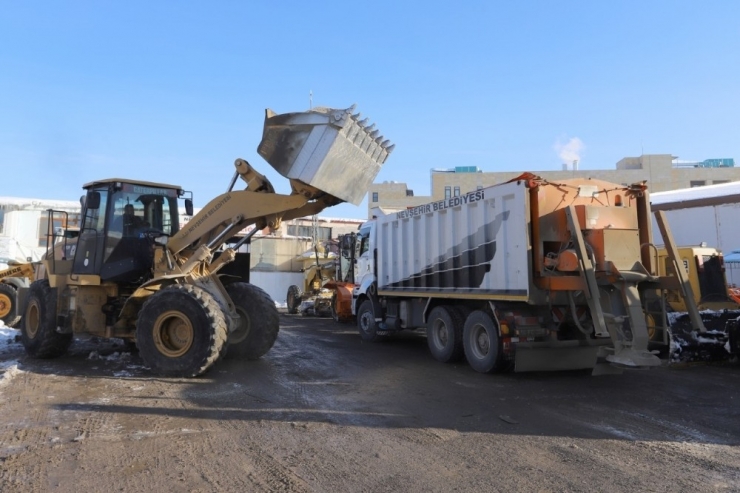 Nevşehir Belediyesi Buzlanmaya Karşı 600 Ton Buz Daha Stok Etti