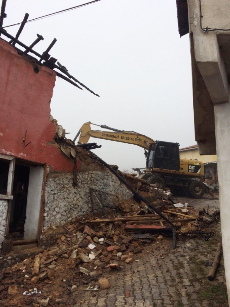 Yangında Zarar Gören Bina Yıkıldı