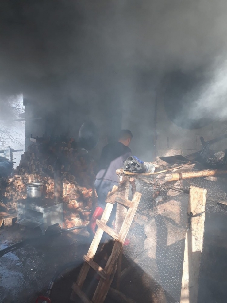 Yakacak Kömürleri Yangında Kül Oldu