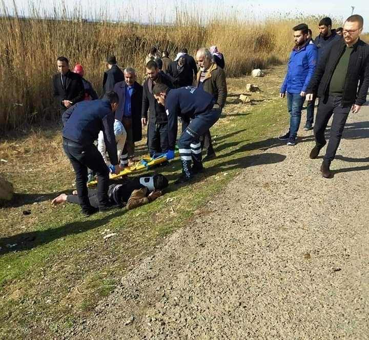 Otomobil Şarampole Devrildi: 2 Yaralı