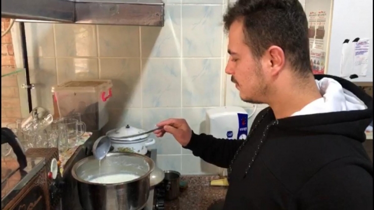 Genç Girişimci Çiftliğinde Ürettiği Sütü Çay Ocağında Satmaya Başladı