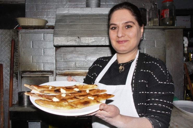 Pideye Kadın Eli Değdi