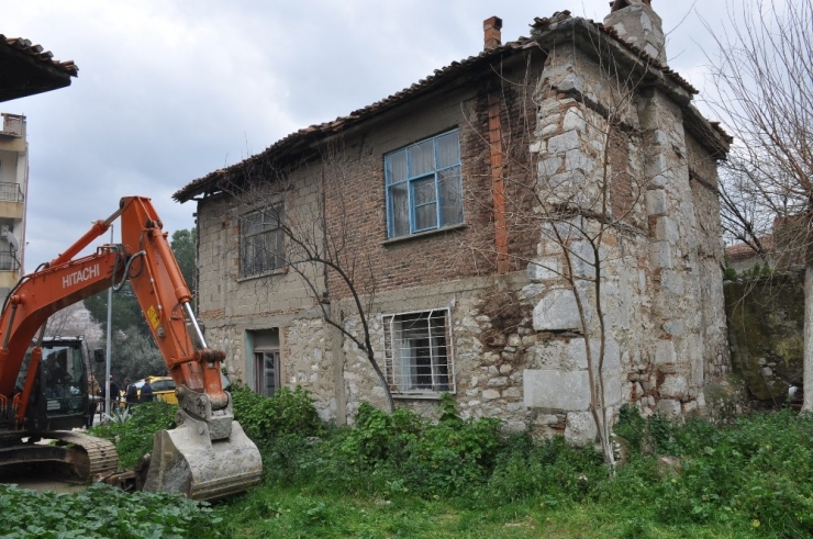 Sanatçı Salkım’ın Doğup Büyüdüğü Ev Yıkıldı