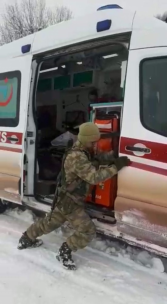 Siirt’te Ambulans Kara Saplandı, Yardıma Mehmetçik Koştu