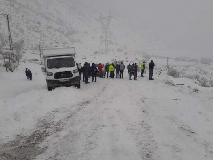 Siirt’te Mazot Yüklü Kamyon Devrildi, Sürücü Araçtan Atlayarak Kurtuldu