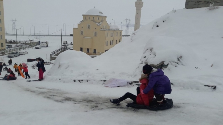 Okullar Tatil Oldu, Çocuklar Karın Keyfini Çıkardı