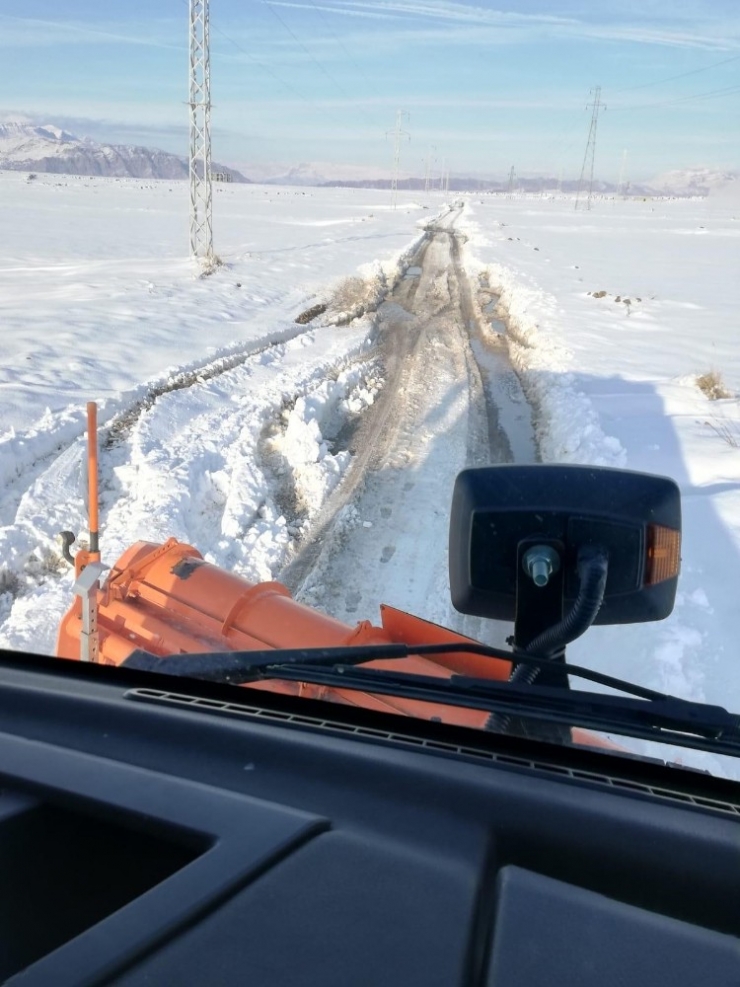 Cizre’de Kar Nedeni İle Kapanan Köy Yolları Ulaşıma Açılıyor