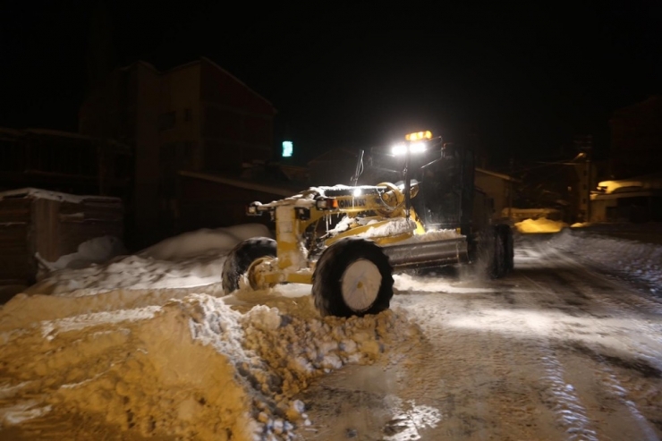 Sivas Kent Merkezinde Kar Temizleme Çalışmaları Aralıksız Devam Ediyor