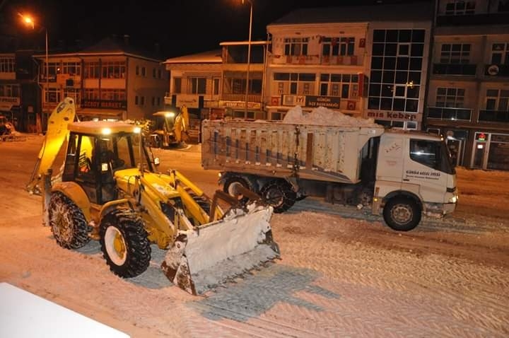 Gürün İlçesinde Karla Mücadelede Gece Mesaisi