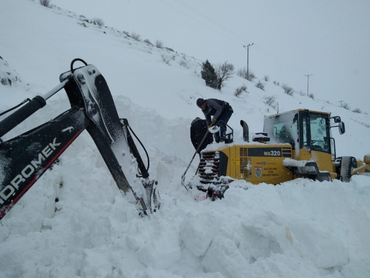 Karda Mahsur Kalan Vatandaşları Kurtarmaya Giden İş Makinesi De Mahsur Kaldı