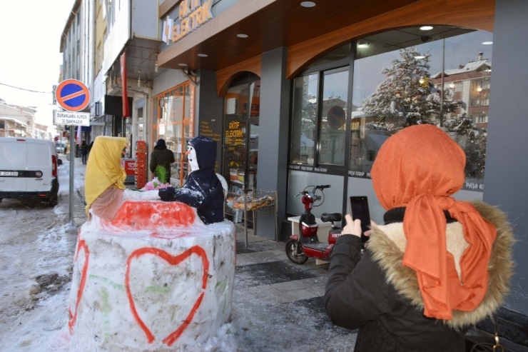 Sevgililer Günü’ne Özel Kardan Sevgili Yaptılar