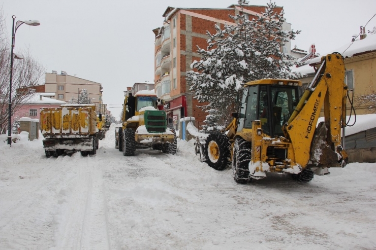 Zara İlçesinde Karla Mücadele Çalışmaları Aralıksız Devam Ediyor
