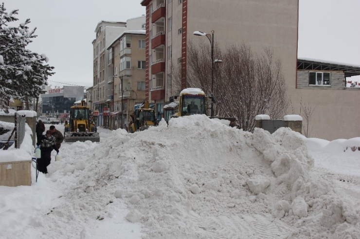 Zara İlçesinde Karla Mücadele Çalışmaları Aralıksız Devam Ediyor