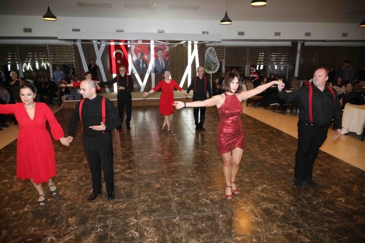 Bayraklı’da ’Sevgililer Günü’ Kutlaması