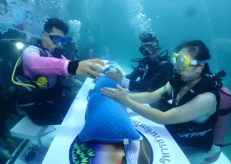 Su Altında Evlendiler