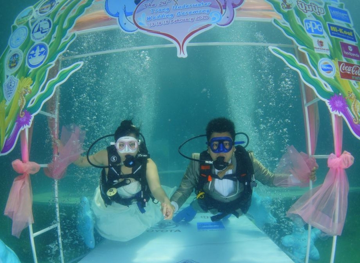 Su Altında Evlendiler