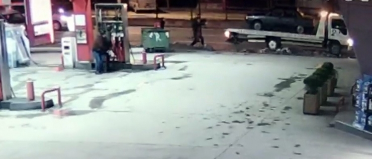 Pompalı Tüfekle Havaya Rastgele Ateş Açtı, Polis Memurunu Yaraladı