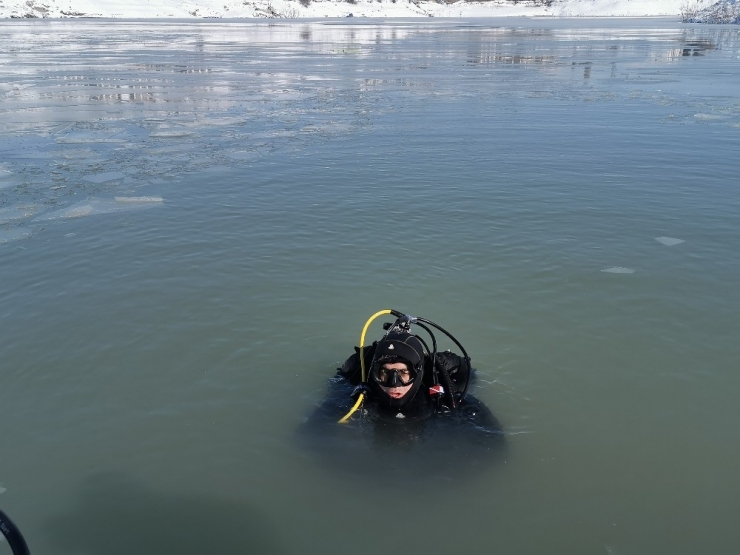 Kayıp Gülistan’ı Buz Tutan Baraj Gölünde Aradılar