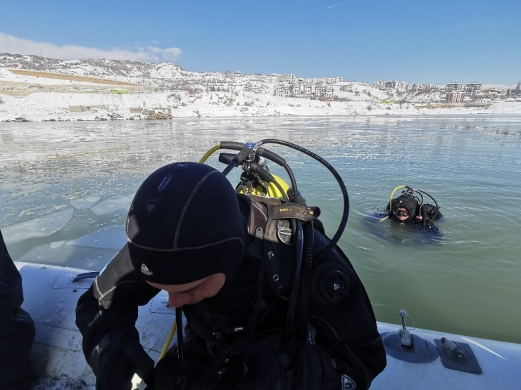 Kayıp Gülistan’ı Buz Tutan Baraj Gölünde Aradılar