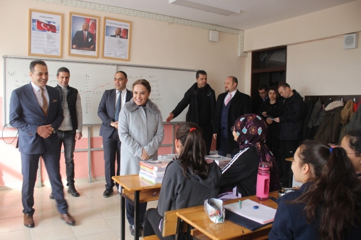 Uşak Valiliği 4 Bin 14 Öğrenciye Lgs Kitabı Hediye Etti