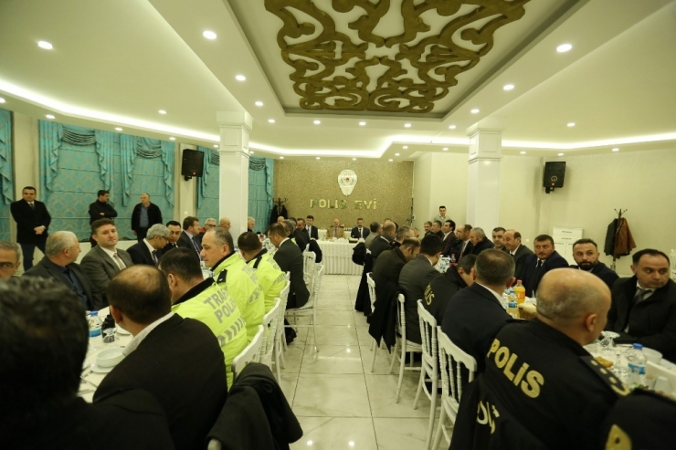 Vali Çakacak, Ayın Başarılı Polislerine Ödül Verdi