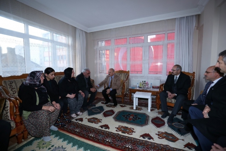 Vali Çakacak, Şehit Karaca’nın Ailesini Evinde Ziyaret Etti