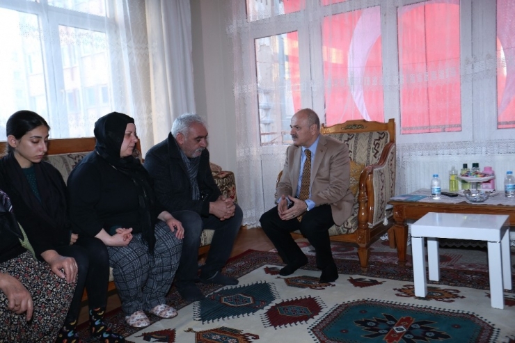 Vali Çakacak, Şehit Karaca’nın Ailesini Evinde Ziyaret Etti