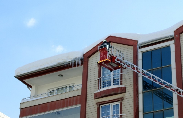 İtfaiye Ekibinden ‘Buz’ Mesaisi