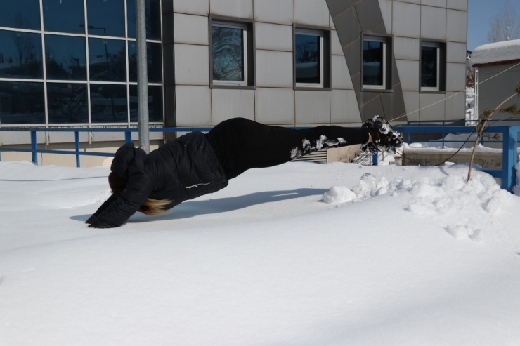 Yüzme Havuzunu Bırakıp Karda Antrenman Yaptı